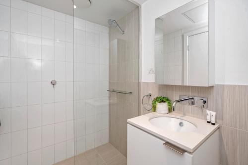 Bilik mandi di Complete Host Tiara Apartments