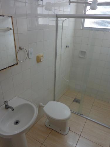 ein Bad mit einer Dusche, einem WC und einem Waschbecken in der Unterkunft Apto a 2 quadras da praia in Cabo Frio
