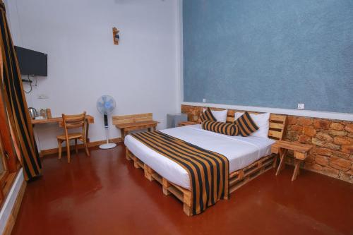 Una cama o camas en una habitación de The Spice Lodge