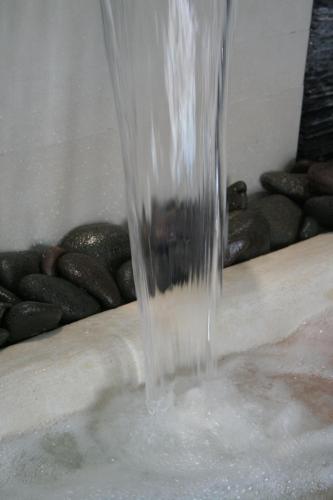a stream of water coming out of a bath tub at Hotel & SPA Riviera Castelsardo in Castelsardo