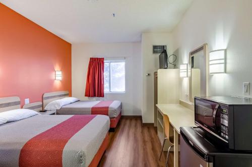 Habitación de hotel con 2 camas y TV de pantalla plana. en Motel 6-Sidney, NE en Sidney
