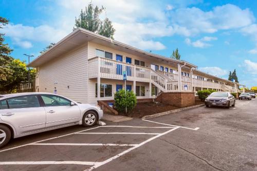 a building with cars parked in a parking lot at Motel 6-Vancouver, WA in Vancouver