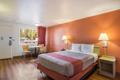 Un pat sau paturi într-o cameră la Motel 6-Vancouver, WA