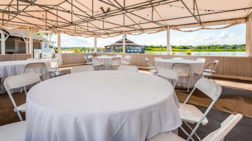 Televisyen dan/atau pusat hiburan di Best Western Adams Inn Quincy-Boston