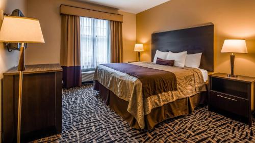 Voodi või voodid majutusasutuse Best Western Plus The Inn & Suites at the Falls toas