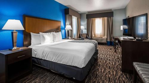 Łóżko lub łóżka w pokoju w obiekcie Best Western Atoka Inn & Suites