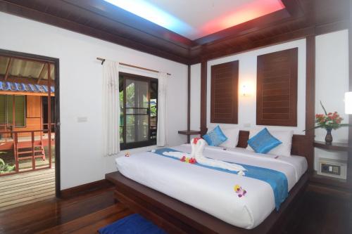 A bed or beds in a room at Lanta Long Beach Hostel