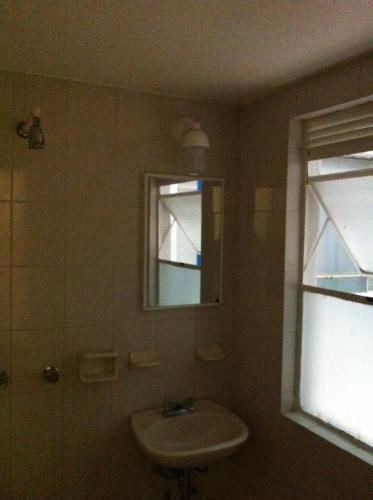 a bathroom with a sink and a mirror at Hotel Dos Naciones in Mexico City
