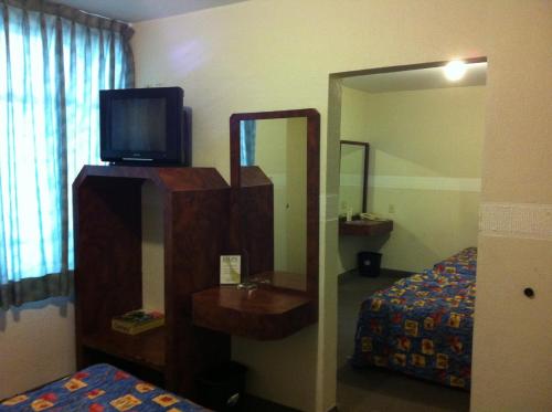 TV a/nebo společenská místnost v ubytování Hotel Dos Naciones