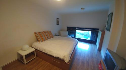Llit o llits en una habitació de Apartamento duplex de 90m2 con salida a jardín