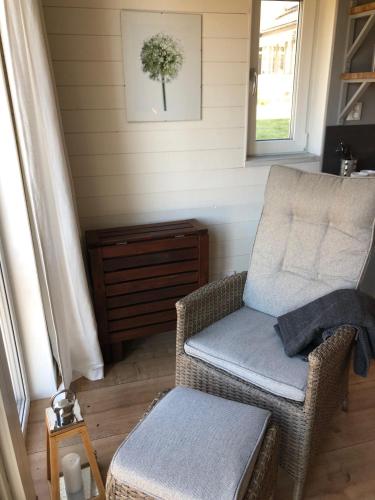 Ein Sitzbereich in der Unterkunft Lakeview Studio