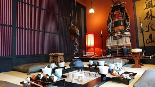 Yadoya Kyoto Shimogamo في كيوتو: غرفة مع أريكة وطاولة مع الشموع