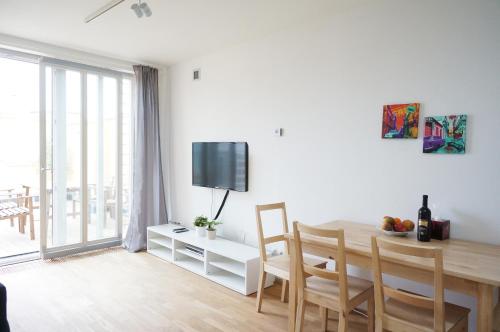 プラハにあるSuite Prague Apartment -Duplex, up to 4peopleの白いリビングルーム(テーブル付)、ダイニングルーム