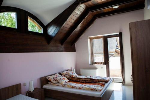 Ένα ή περισσότερα κρεβάτια σε δωμάτιο στο Misúr Vendégház