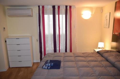 ein Schlafzimmer mit einem Bett, einer Kommode und einem Fenster in der Unterkunft Prince Moncada in Palermo