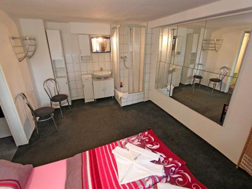 バンシンにあるFerienzimmer Bansin USE 3090のベッドとバスルーム付きの客室を眺めることができます。