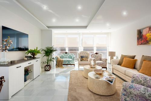 a living room with a couch and a table at Genteel Home Recogidas in Granada