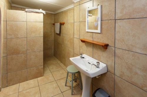y baño con lavabo y ducha. en Hazenjacht Karoo Lifestyle - Die Melkstal, en Oudtshoorn