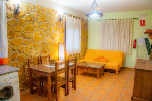 sala de estar con sofá y mesa en Apartamentos Rurales Tierras de Granadilla, en Zarza de Granadilla
