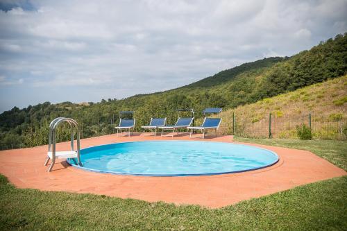 Piscina de la sau aproape de Casa Vacanze La Venarella