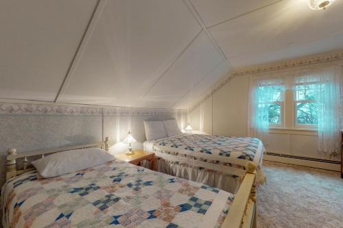 a bedroom with two beds and a window at Hummingbird Hideout in Estes Park
