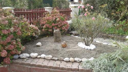 a garden with rocks and flowers in a garden at la picarde in Tours-en-Vimeu