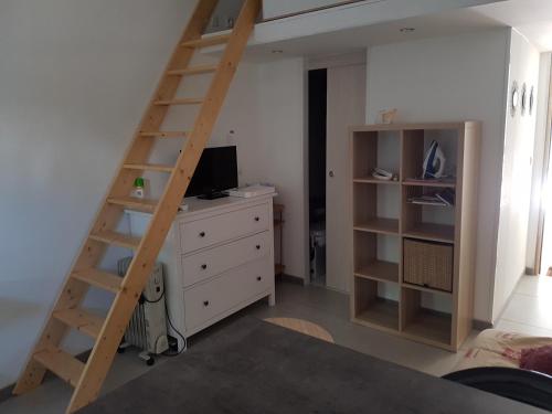 モンペリエにあるStudio sympaのはしご、ドレッサー、デスクが備わる客室です。