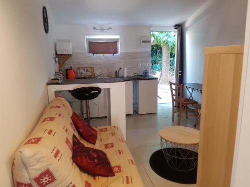 un salon avec un canapé et une cuisine dans l'établissement Studio sympa, à Montpellier