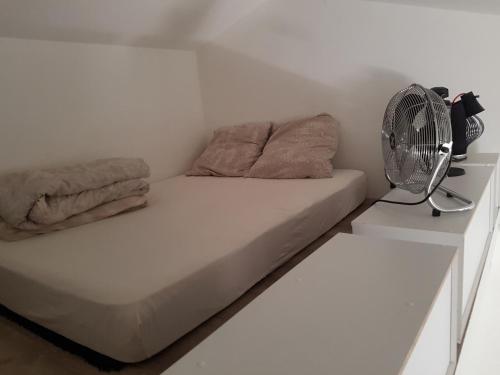 - une chambre avec un lit et un ventilateur dans l'établissement Studio sympa, à Montpellier