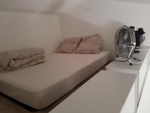 モンペリエにあるStudio sympaのベッドルーム1室(ファン付きのベッド1台付)