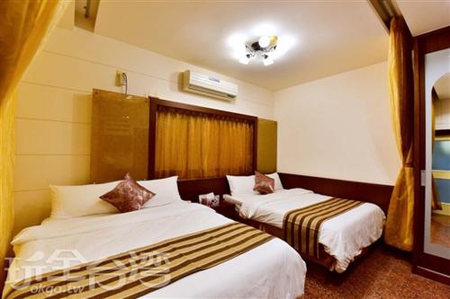馬公市的住宿－山水海岸民宿，酒店客房设有两张床和窗户。
