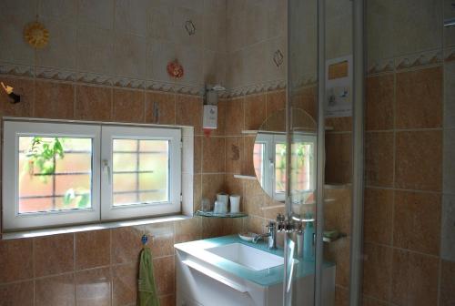 baño con lavabo y ventana en chambre d'hôte "Chambre dans une maison pleine de vie" en Saint-Rémy-lès-Chevreuse