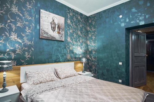 een slaapkamer met een bed en een groene muur bij Apartment on Lyul'ky 5 in Lviv