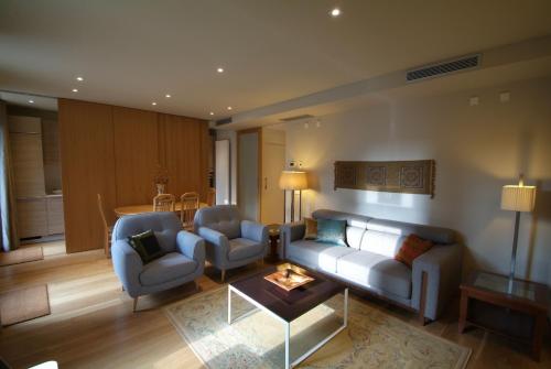 Ein Sitzbereich in der Unterkunft Beautifully furnished luxury apartment in Barri Vell, Girona