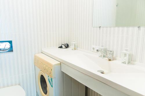 ein Badezimmer mit 2 Waschbecken und einer Waschmaschine in der Unterkunft The Best Location in Centre 2 room in Sumy
