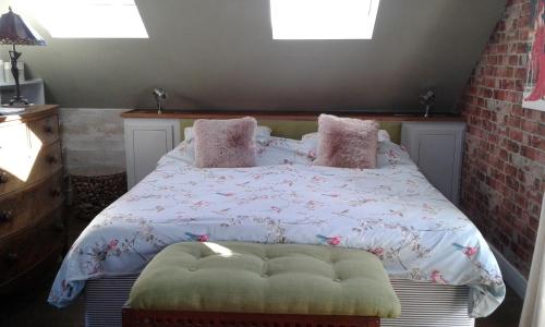 ソルカムにあるGarden View Apartmentのベッドルーム1室(ピンクの枕が付いたベッド1台付)