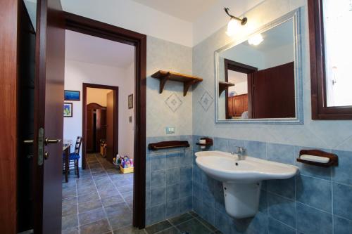 Vonios kambarys apgyvendinimo įstaigoje Dammusi del Sole
