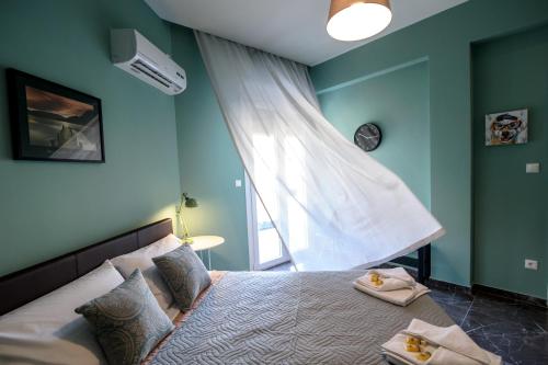 Postel nebo postele na pokoji v ubytování Smart renovated studio downtown Athens