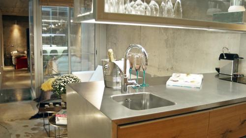 Η κουζίνα ή μικρή κουζίνα στο My Space Barcelona Pool City Center