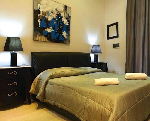 ein Schlafzimmer mit einem Bett und einem Wandgemälde in der Unterkunft Corsovittorio111 in Palermo