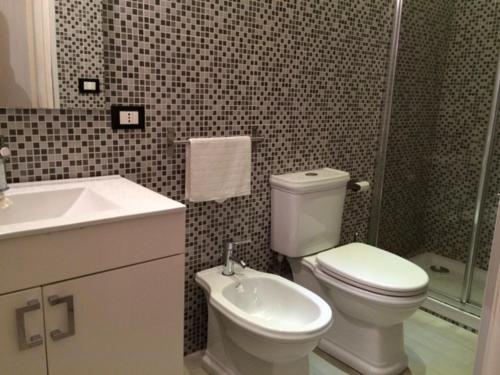 パレルモにあるCorsovittorio111のバスルーム(トイレ、洗面台、シャワー付)