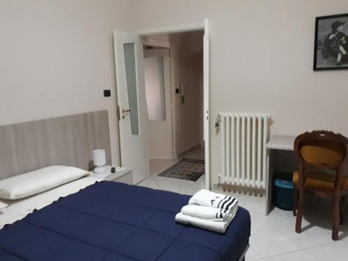 1 dormitorio con 1 cama azul y 1 silla en chicchinella, en Altamura
