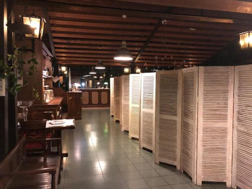 a room with a row of stalls in a restaurant at Hotel Il Granaio in Porto Mantovano