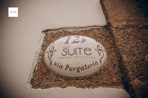 a white cake sitting on top of a wall at Le Suite Bed in Pulsano