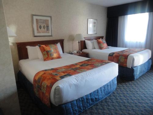 Postel nebo postele na pokoji v ubytování North Vancouver Hotel