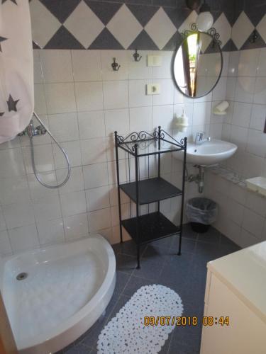 Ein Badezimmer in der Unterkunft Apartments Vila Marija