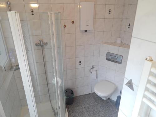Kylpyhuone majoituspaikassa Ferienhaus am Klosterwald