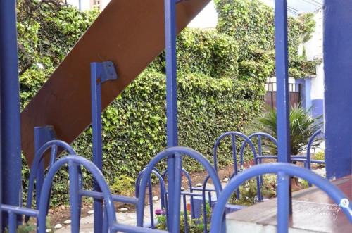 eine Gruppe blauer Bars auf einem Spielplatz in der Unterkunft Hostal Alua Rio in Quito