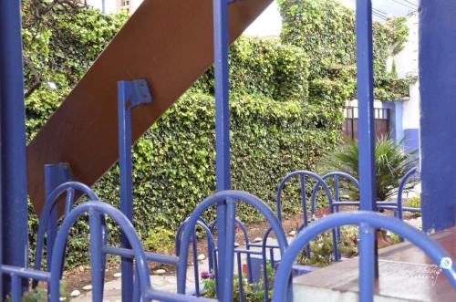 un grupo de bares azules en un parque infantil en Hostal Alua Rio, en Quito