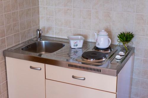 een keuken met een wastafel en een aanrecht bij Apartments and Rooms Katija & Egon in Korčula